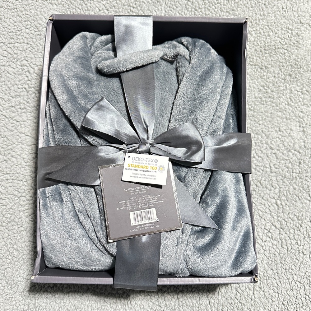 👉 Etoile Velvet Bathrobe – One Size Fits Most – Gray – NWT Luxurious